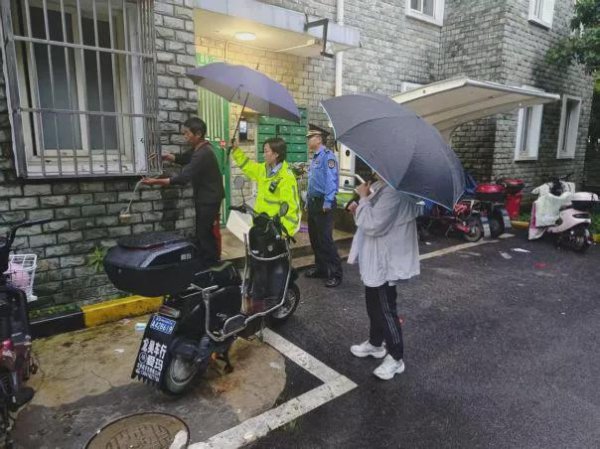 汇配资 违法搭建、破坏承重墙……上海城管严打住宅小区五大类违法行为