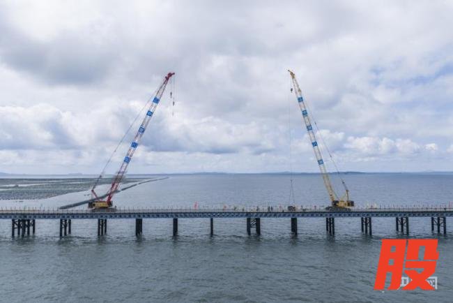国内在建最长海上钢栈桥全线贯通 提前10天完工
